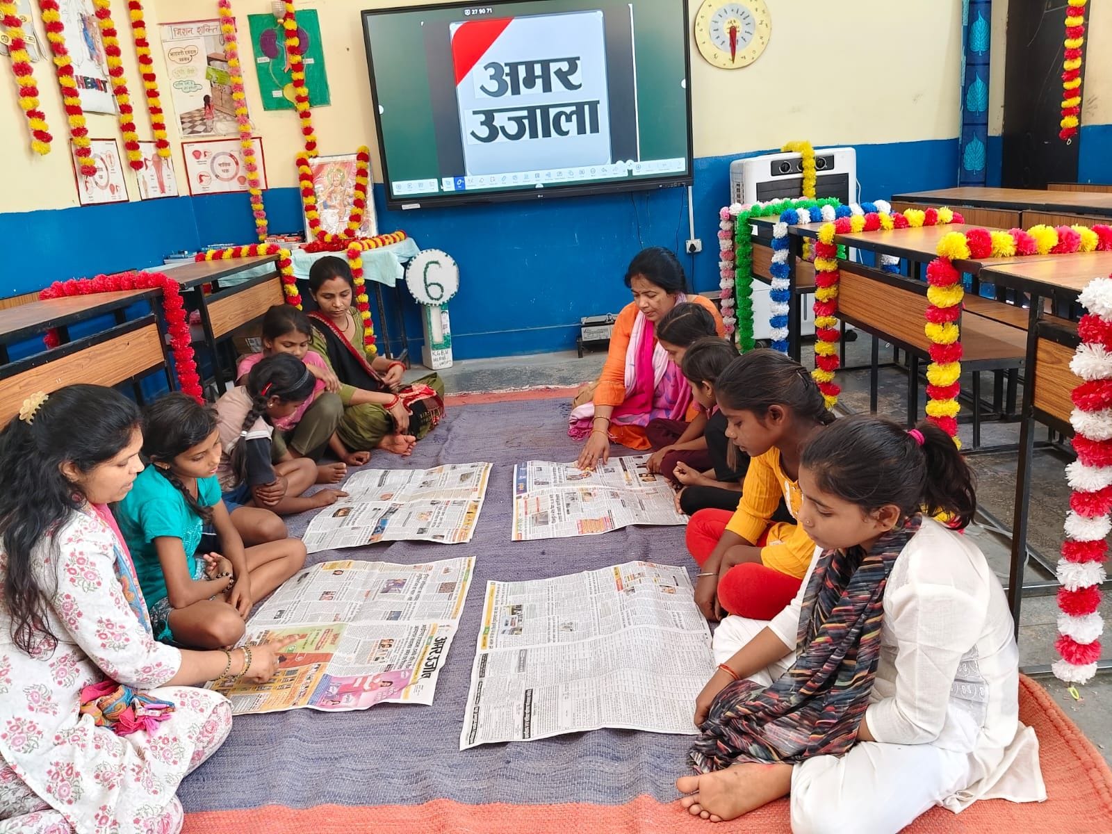 फोटो-24- उच्च प्राथमिक स्कूल बीघापुर खुर्द में साथी छात्राओं को अखबार की खबरें पढ़कर सुनाती छात फोटो-24- उच्च प्राथमिक स्कूल बीघापुर खुर्द में साथी छात्राओं को अखबार की खबरें पढ़कर सुनाती छात