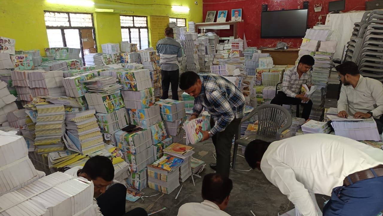 फोटो-24- उच्च प्राथमिक स्कूल बीघापुर खुर्द में साथी छात्राओं को अखबार की खबरें पढ़कर सुनाती छात फोटो-24- उच्च प्राथमिक स्कूल बीघापुर खुर्द में साथी छात्राओं को अखबार की खबरें पढ़कर सुनाती छात