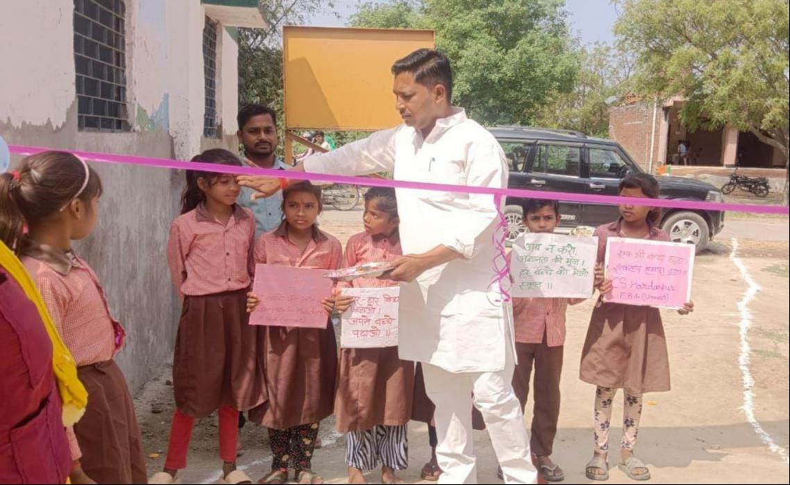 फोटो-24- उच्च प्राथमिक स्कूल बीघापुर खुर्द में साथी छात्राओं को अखबार की खबरें पढ़कर सुनाती छात फोटो-24- उच्च प्राथमिक स्कूल बीघापुर खुर्द में साथी छात्राओं को अखबार की खबरें पढ़कर सुनाती छात
