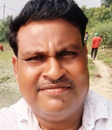 फोटो-28-खेतों में गेहूं के गट्ठर बांधते किसान। संवाद