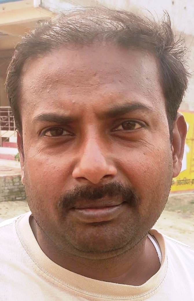 फोटो-28-खेतों में गेहूं के गट्ठर बांधते किसान। संवाद