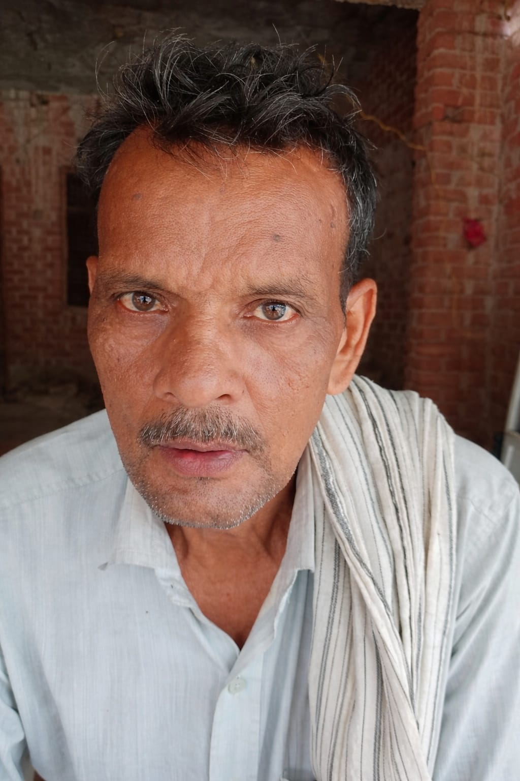 फोटो-28-खेतों में गेहूं के गट्ठर बांधते किसान। संवाद