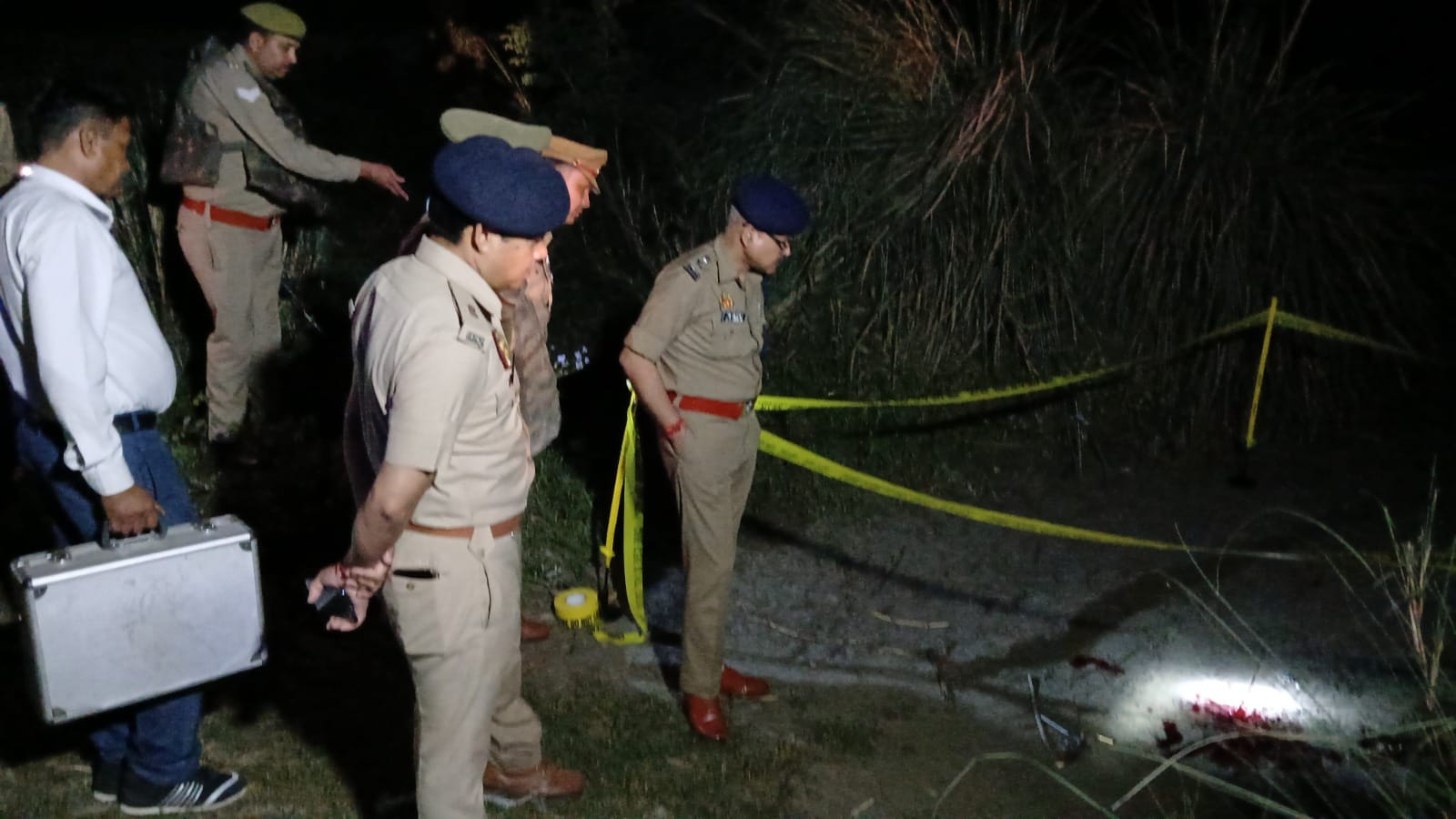 फोटो 30 - मासूम से कुकर्म करने का आरोपी मुठभेड़ में घायल होने के बाद जिला अस्पताल में भर्ती। स्