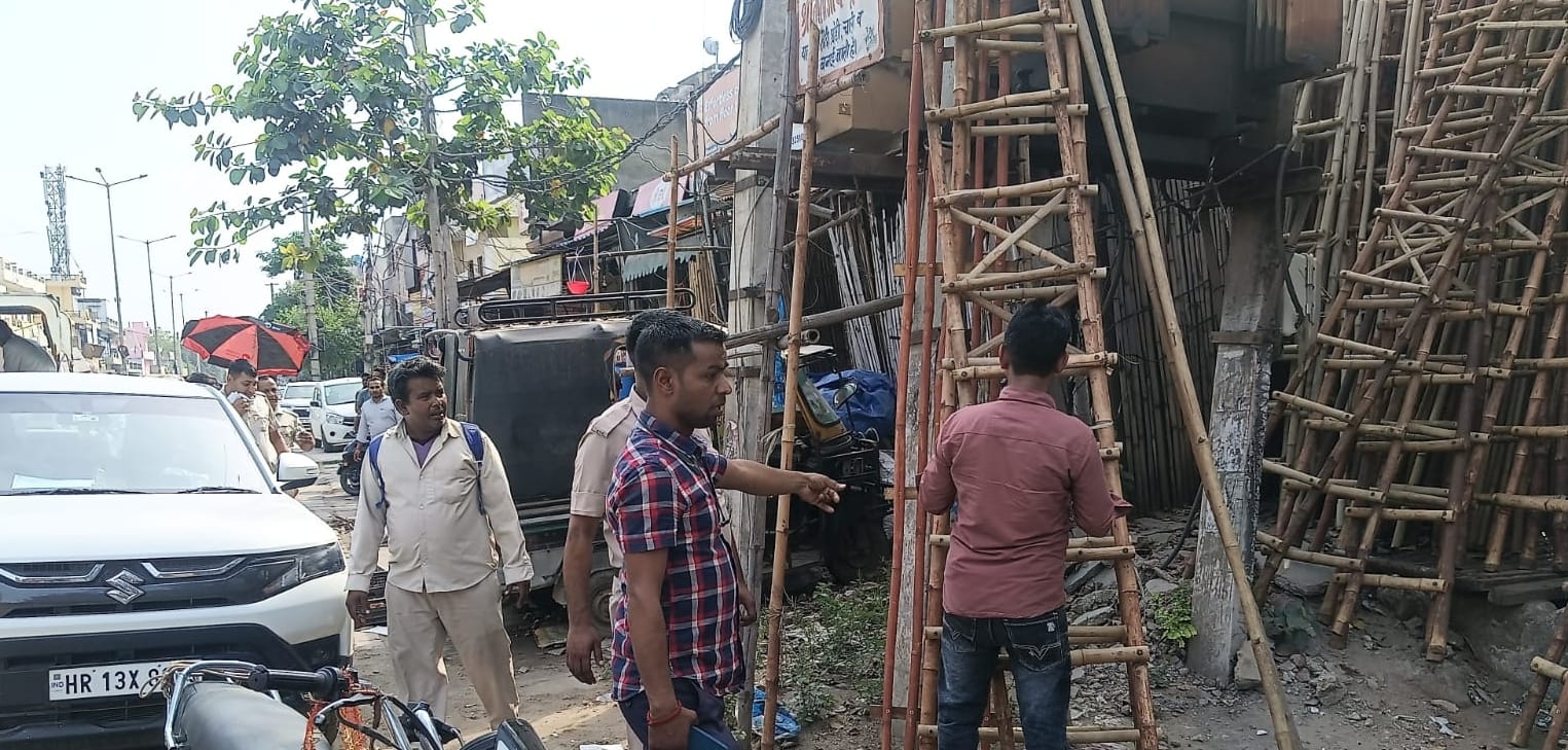 फोटो-56: बहादुरगढ़ के झज्जर रोड से अतिक्रमण हटवाते नगर परिषद कर्मचारी। संवाद