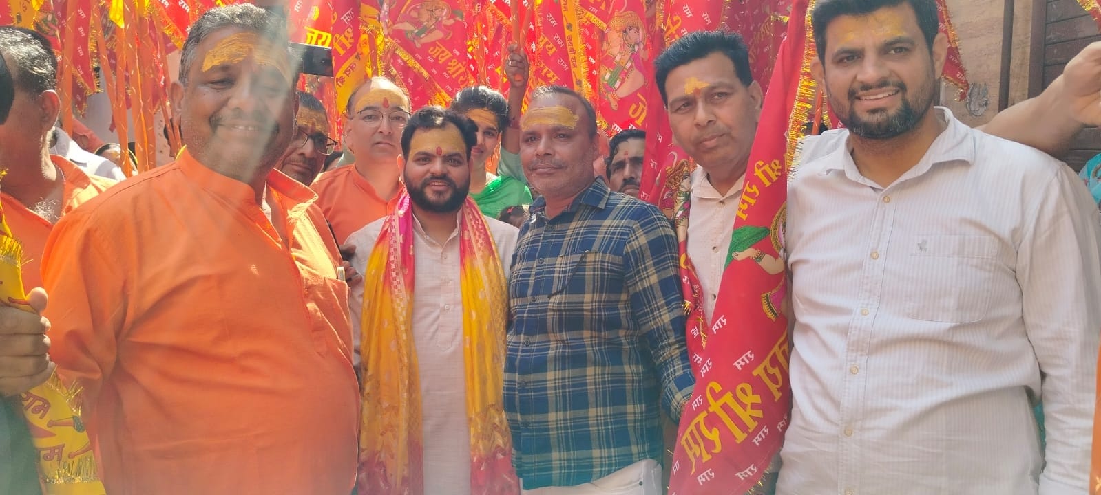 -फोटो 88 : हवन में आहुत देते भाजपा ओबीसी मोर्चा जिलाध्यक्ष धर्मवीर वर्मा व परिवार के सदस्य। स्र