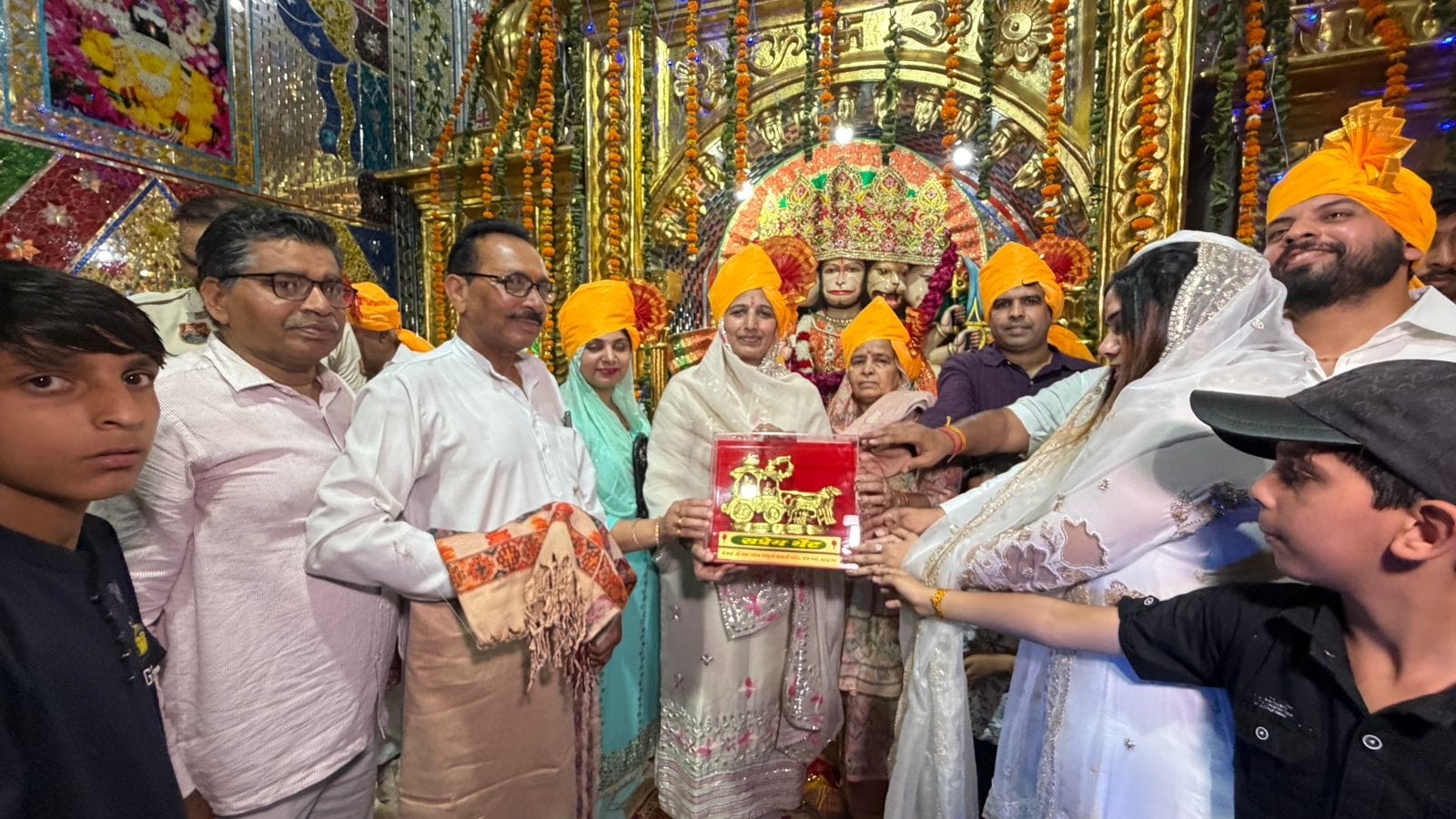 -फोटो 88 : हवन में आहुत देते भाजपा ओबीसी मोर्चा जिलाध्यक्ष धर्मवीर वर्मा व परिवार के सदस्य। स्र