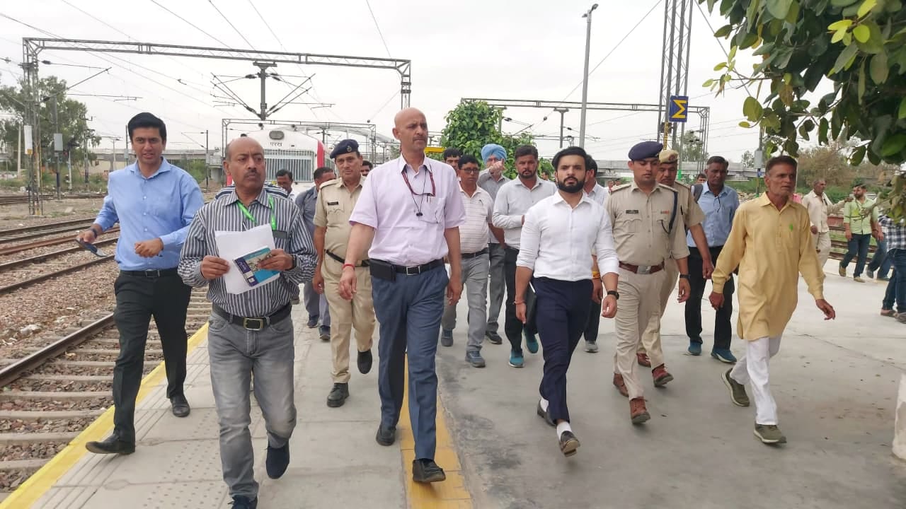 फोटो। जंक्शन पर रेल लाइन की जांच करते डीआरएम पुष्पेंद्र त्रिपाठी। संवाद