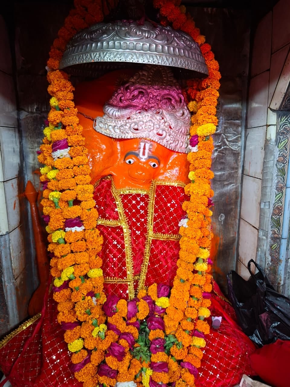 गोंडा के हनुमानगढ़ी मंदिर में भव्य हुआ शृंगार व दर्शन करने उमड़े श्रद्धालु। -संवाद