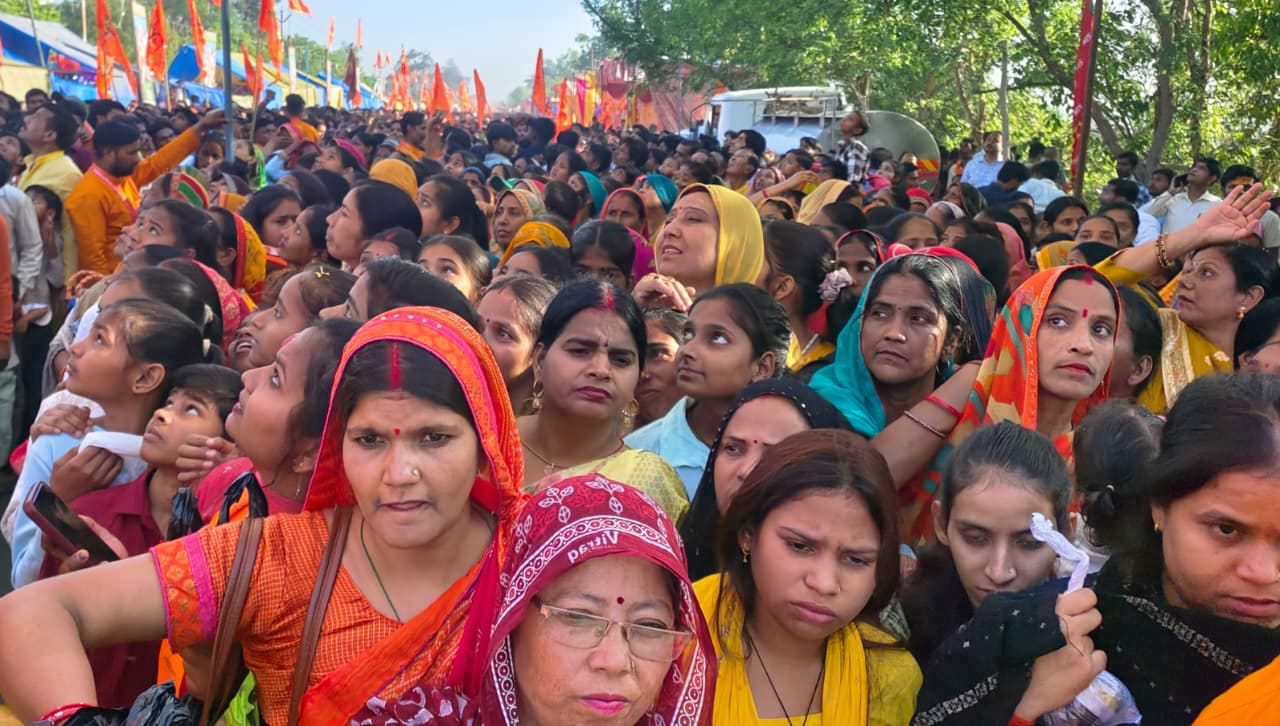 गोला से कंजा देवस्थान तक हनुमान पदयात्रा निकालते श्रद्धालु। स्रोत : आयोजक