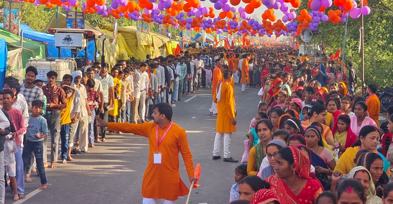 गोला से कंजा देवस्थान तक हनुमान पदयात्रा निकालते श्रद्धालु। स्रोत : आयोजक