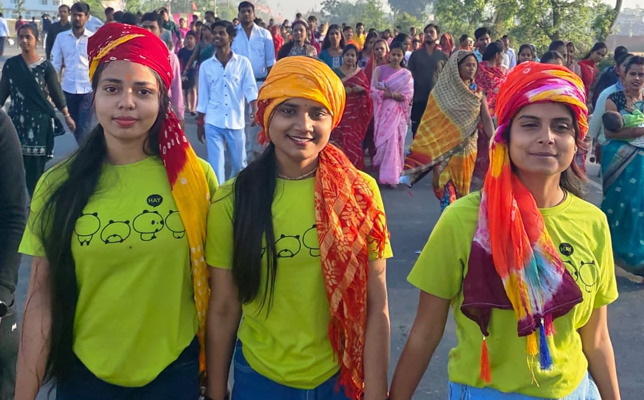 गोला से कंजा देवस्थान तक हनुमान पदयात्रा निकालते श्रद्धालु। स्रोत : आयोजक