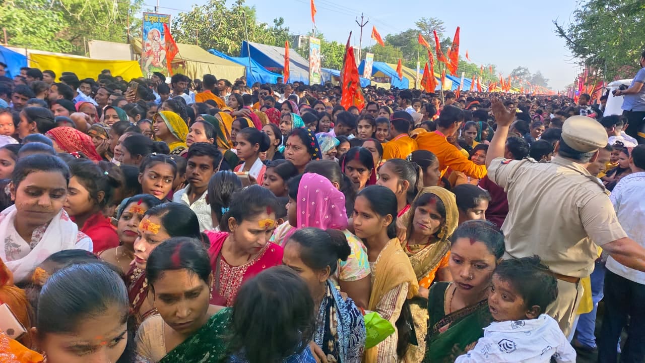 गोला से कंजा देवस्थान तक हनुमान पदयात्रा निकालते श्रद्धालु। स्रोत : आयोजक