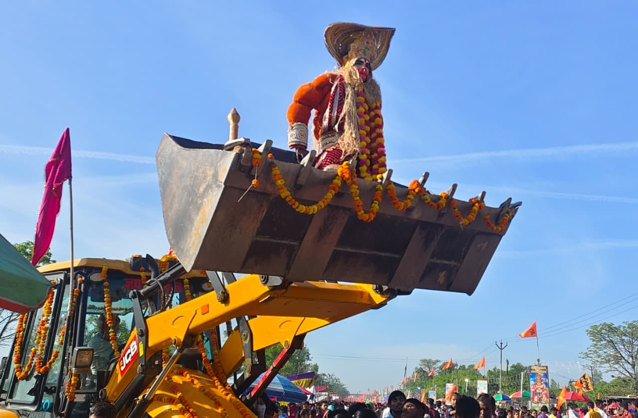 गोला से कंजा देवस्थान तक हनुमान पदयात्रा निकालते श्रद्धालु। स्रोत : आयोजक