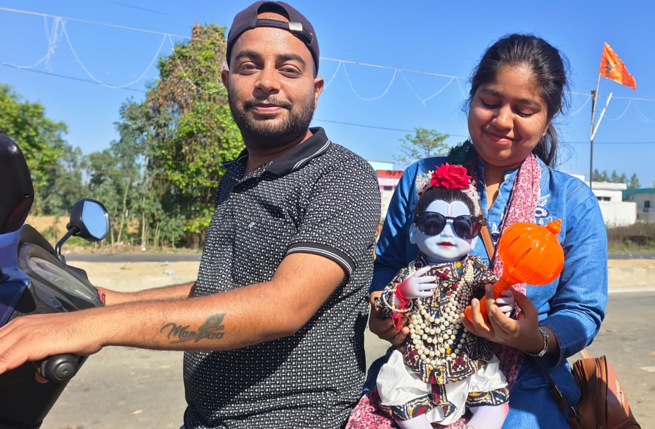 गोला से कंजा देवस्थान तक हनुमान पदयात्रा निकालते श्रद्धालु। स्रोत : आयोजक