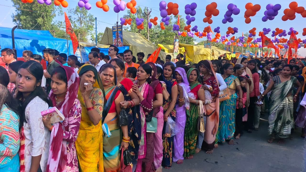 गोला से कंजा देवस्थान तक हनुमान पदयात्रा निकालते श्रद्धालु। स्रोत : आयोजक