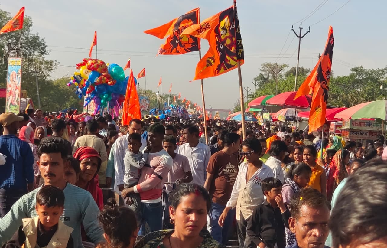 गोला से कंजा देवस्थान तक हनुमान पदयात्रा निकालते श्रद्धालु। स्रोत : आयोजक