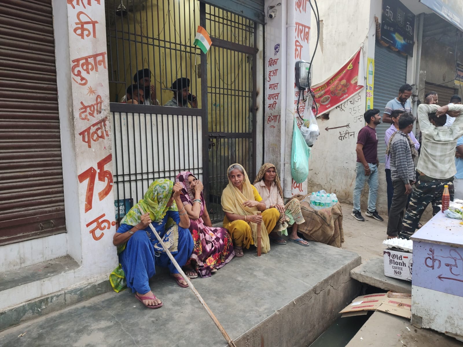 गढ़ रोड पर शराब के ठेके के विरोध में हंगामा करती महिलाएं। संवाद