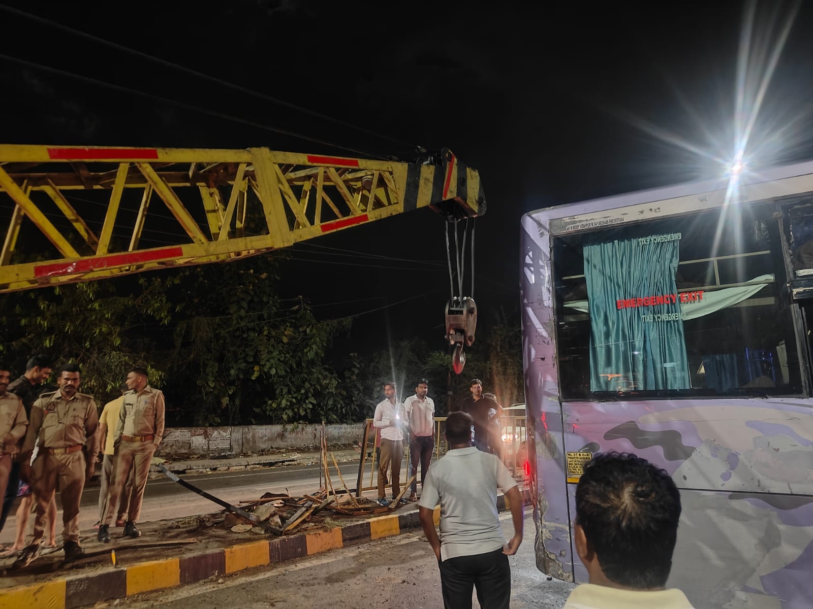 हादसे के बाद सड़क से बस को हटाते पुलिसकर्मी। हादसे के बाद सड़क से बस को हटाते पुलिसकर्मी।