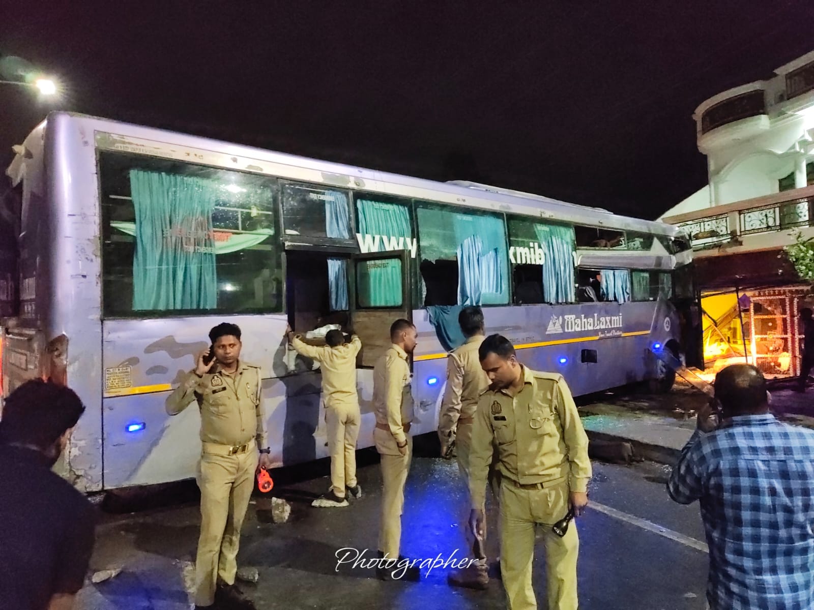 हादसे के बाद सड़क से बस को हटाते पुलिसकर्मी। हादसे के बाद सड़क से बस को हटाते पुलिसकर्मी।