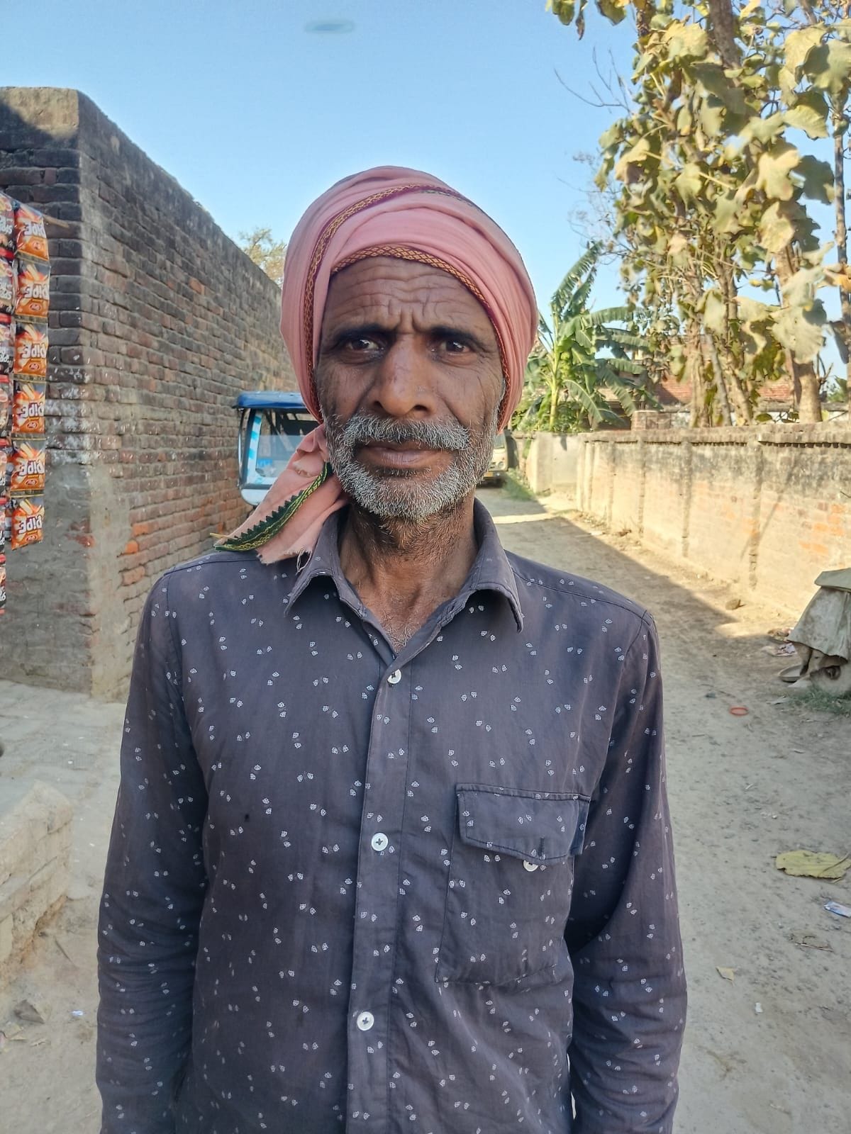 इकौना के महदेईया गांव में सरसो की मड़ाई करते किसान। इकौना के महदेईया गांव में सरसो की मड़ाई करते किसान।