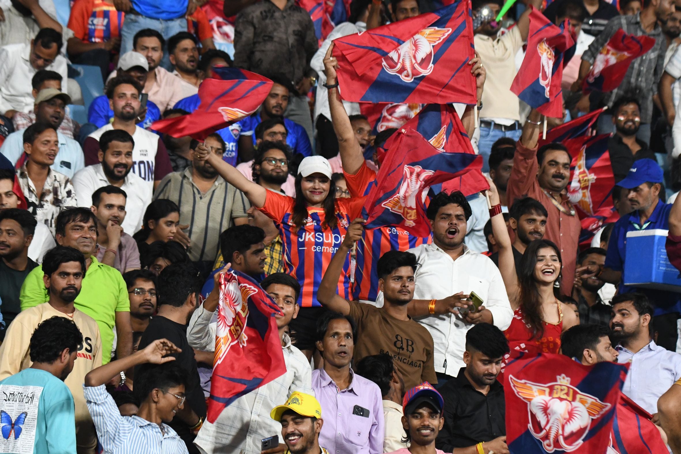 इकाना स्टेडियम में आयोजित आईपीएल में लखनऊ सुपरजायंट्स व दिल्ली कैपिटल्स के बीच मैच देखने आए दर् इकाना स्टेडियम में आयोजित आईपीएल में लखनऊ सुपरजायंट्स व दिल्ली कैपिटल्स के बीच मैच देखने आए दर्