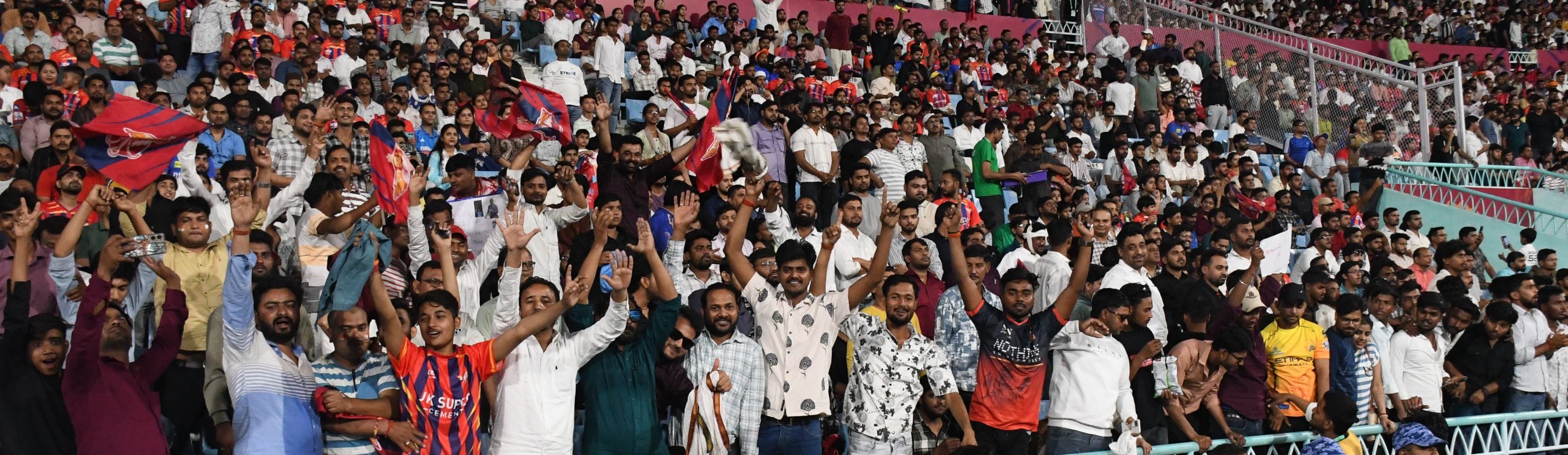 इकाना स्टेडियम में आयोजित आईपीएल में लखनऊ सुपरजायंट्स व दिल्ली कैपिटल्स के बीच मैच देखने आए दर् इकाना स्टेडियम में आयोजित आईपीएल में लखनऊ सुपरजायंट्स व दिल्ली कैपिटल्स के बीच मैच देखने आए दर्