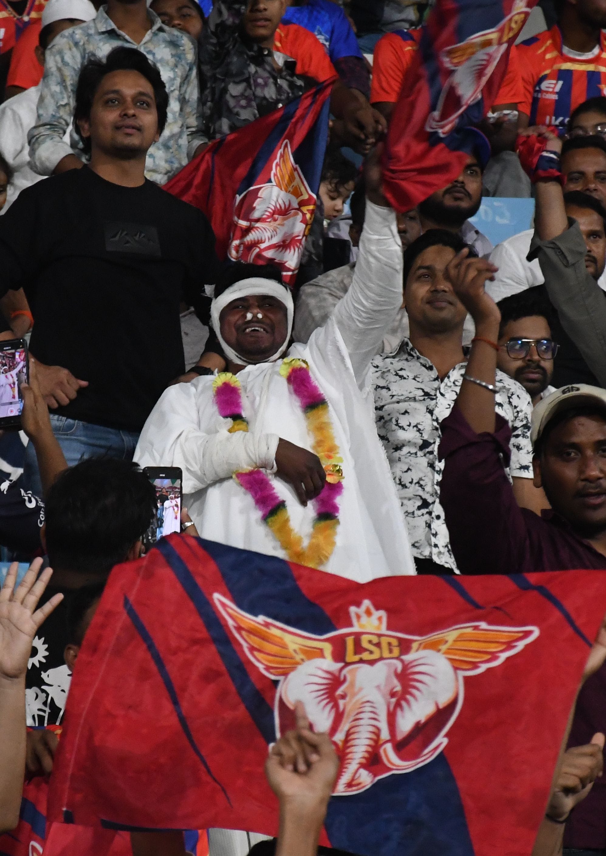 इकाना स्टेडियम में आयोजित आईपीएल में लखनऊ सुपरजायंट्स व दिल्ली कैपिटल्स के बीच मैच देखने आए दर् इकाना स्टेडियम में आयोजित आईपीएल में लखनऊ सुपरजायंट्स व दिल्ली कैपिटल्स के बीच मैच देखने आए दर्