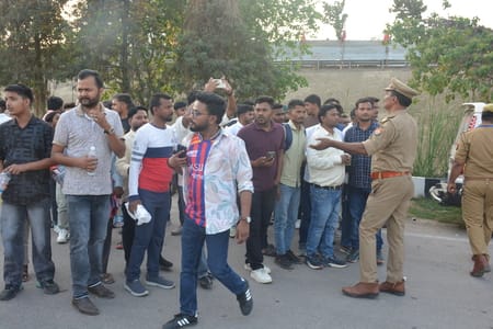 इकाना स्टेडियम में आयोजित आईपीएल में लखनऊ सुपरजायंट्स व दिल्ली कैपिटल्स के बीच मैच देखने आए दर् इकाना स्टेडियम में आयोजित आईपीएल में लखनऊ सुपरजायंट्स व दिल्ली कैपिटल्स के बीच मैच देखने आए दर्