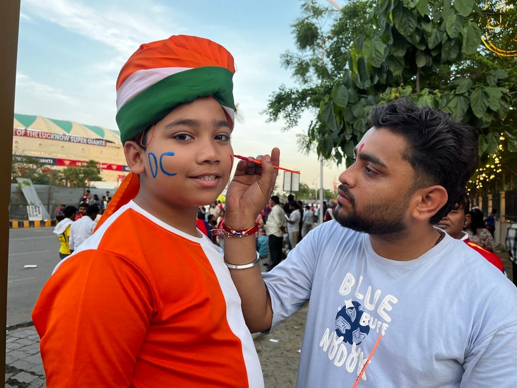 इकाना स्टेडियम में आयोजित आईपीएल में लखनऊ सुपरजायंट्स व दिल्ली कैपिटल्स के बीच मैच देखने आए दर् इकाना स्टेडियम में आयोजित आईपीएल में लखनऊ सुपरजायंट्स व दिल्ली कैपिटल्स के बीच मैच देखने आए दर्