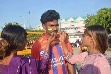 इकाना स्टेडियम में आयोजित आईपीएल में लखनऊ सुपरजायंट्स व दिल्ली कैपिटल्स के बीच मैच देखने आए दर् इकाना स्टेडियम में आयोजित आईपीएल में लखनऊ सुपरजायंट्स व दिल्ली कैपिटल्स के बीच मैच देखने आए दर्