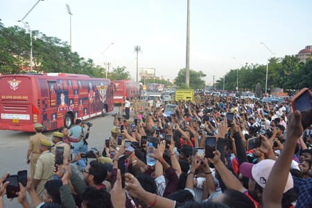 इकाना स्टेडियम में आयोजित आईपीएल में लखनऊ सुपरजायंट्स व दिल्ली कैपिटल्स के बीच मैच देखने आए दर् इकाना स्टेडियम में आयोजित आईपीएल में लखनऊ सुपरजायंट्स व दिल्ली कैपिटल्स के बीच मैच देखने आए दर्