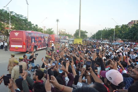इकाना स्टेडियम में आयोजित आईपीएल में लखनऊ सुपरजायंट्स व दिल्ली कैपिटल्स के बीच मैच देखने आए दर् इकाना स्टेडियम में आयोजित आईपीएल में लखनऊ सुपरजायंट्स व दिल्ली कैपिटल्स के बीच मैच देखने आए दर्
