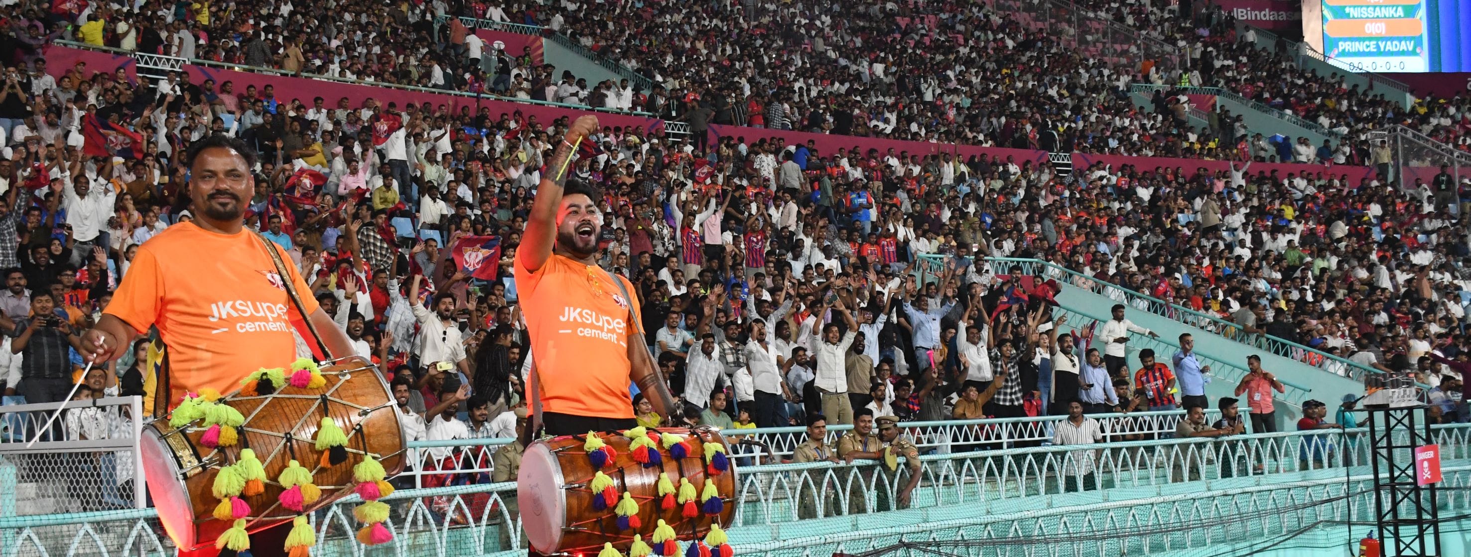इकाना स्टेडियम में आयोजित आईपीएल में लखनऊ सुपरजायंट्स व दिल्ली कैपिटल्स के बीच मैच देखने आए दर् इकाना स्टेडियम में आयोजित आईपीएल में लखनऊ सुपरजायंट्स व दिल्ली कैपिटल्स के बीच मैच देखने आए दर्