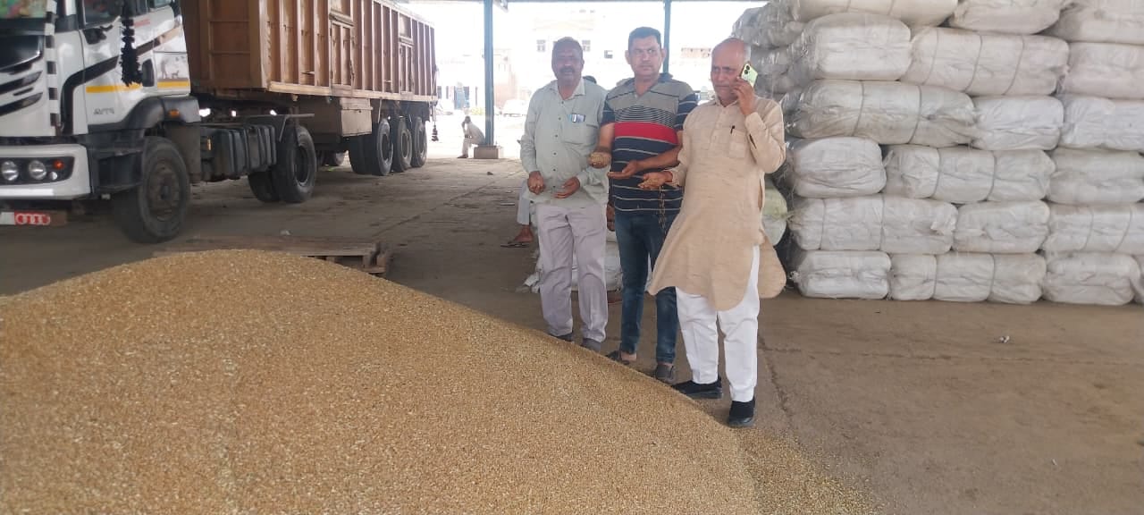 इस्माईलाबाद। अनाजमंडी में बिकवाली के लिए आई गेहूं की फसल के साथ किसान व आढ़ती। इस्माईलाबाद। अनाजमंडी में बिकवाली के लिए आई गेहूं की फसल के साथ किसान व आढ़ती।