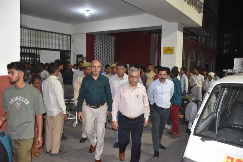 जेएन मेडिकल कॉलेज की इमरजेंसी में हड़ताल के बाद सेवा ठप हो गई।  संवाद