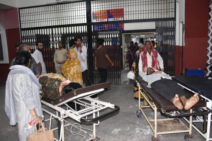 जेएन मेडिकल कॉलेज की इमरजेंसी में हड़ताल के बाद सेवा ठप हो गई।  संवाद