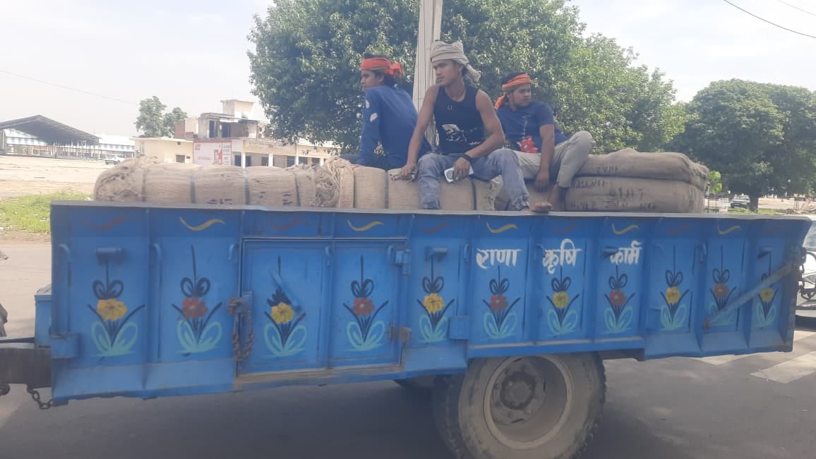 जगाधरी अनाज मंडी के कांटे पर तोलाई के लिए खड़ी ट्राली। संवाद जगाधरी अनाज मंडी के कांटे पर तोलाई के लिए खड़ी ट्राली। संवाद