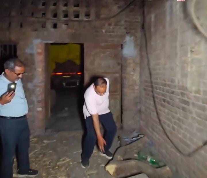 जगाधरी में फैक्टरी में सीएम फ्लाइंग की रेड के दौरान खैर की लकड़ी से भरा ट्रक पकड़ने के बाद पुलि
