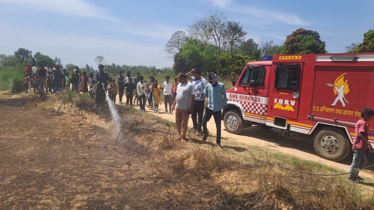 जमुनहा तहसील क्षेत्र में बेगमपुर गांव के पास गेहूं की फसल में लगी आग बुझाते दमकल कर्मी जमुनहा तहसील क्षेत्र में बेगमपुर गांव के पास गेहूं की फसल में लगी आग बुझाते दमकल कर्मी