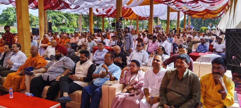 कांक्लेव के पैनल डिस्कशन सत्र को संबोधित करते आईएएस मुकेश मेश्राम। संवाद