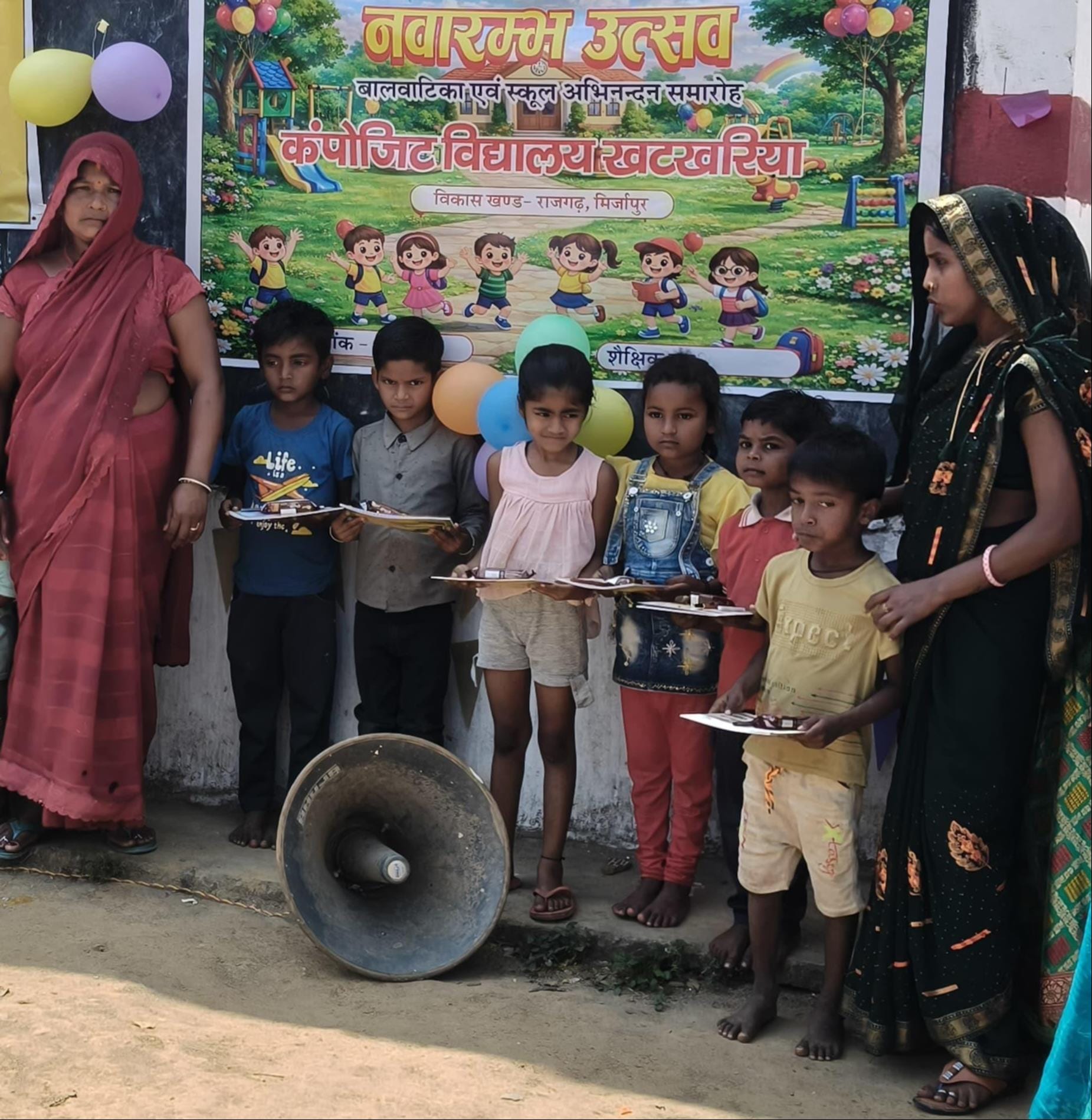 कलेक्ट्रेट में स्कूल चलो जागरूकता रैली को हरी झंडी दिखाकर रवाना करते जनप्रतिनिधिगण, स्रोत सोशल