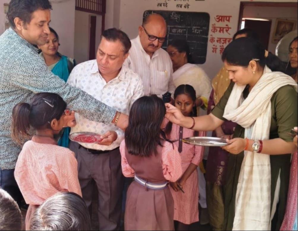 कलेक्ट्रेट में स्कूल चलो जागरूकता रैली को हरी झंडी दिखाकर रवाना करते जनप्रतिनिधिगण, स्रोत सोशल