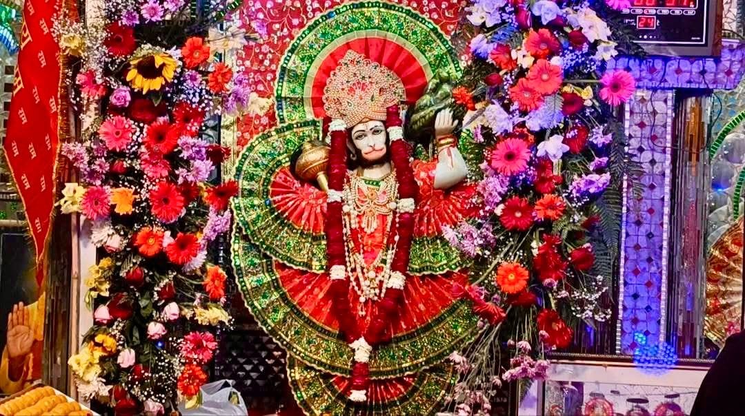 कुरुक्षेत्र। पुरानी सब्जी मंडी स्थित हनुमान मंदिर में जन्मोत्सव को लेकर की गई सजावट। संवाद कुरुक्षेत्र। पुरानी सब्जी मंडी स्थित हनुमान मंदिर में जन्मोत्सव को लेकर की गई सजावट। संवाद