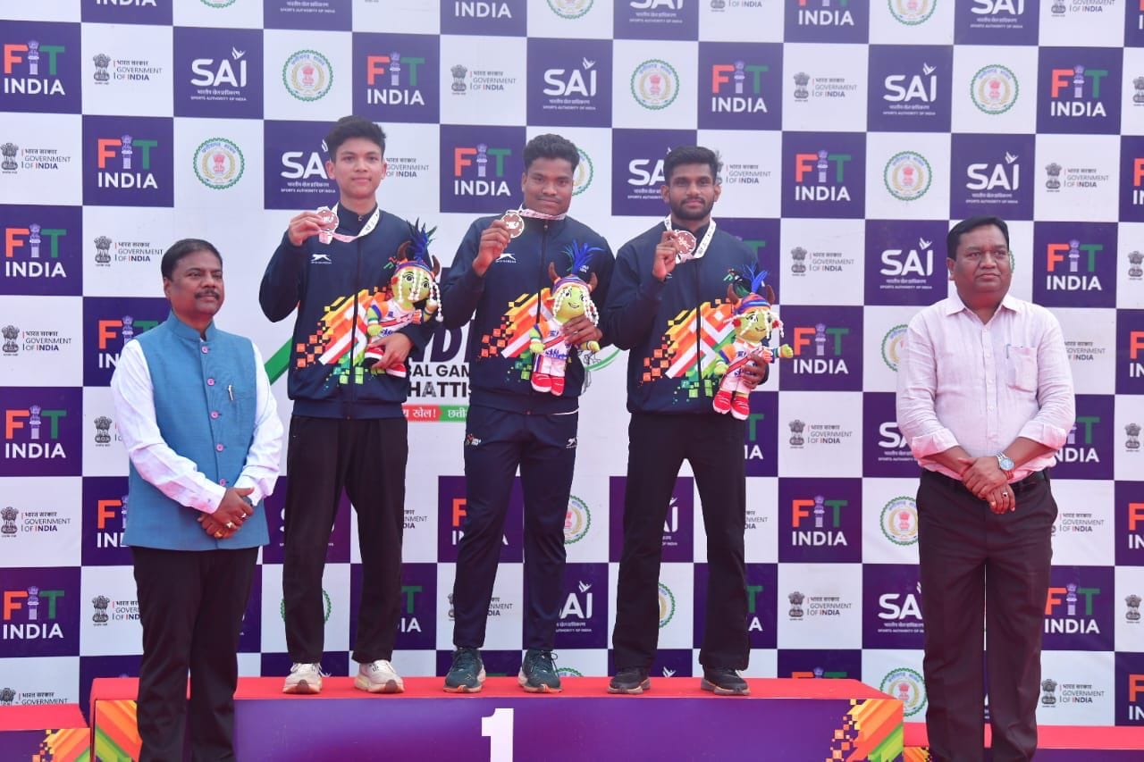 कार्यकम में खिलाड़ियों को मेडल देते वन मंत्री