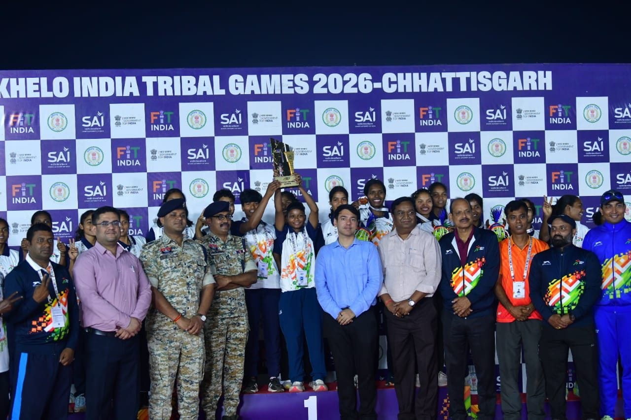 कार्यकम में खिलाड़ियों को मेडल देते वन मंत्री