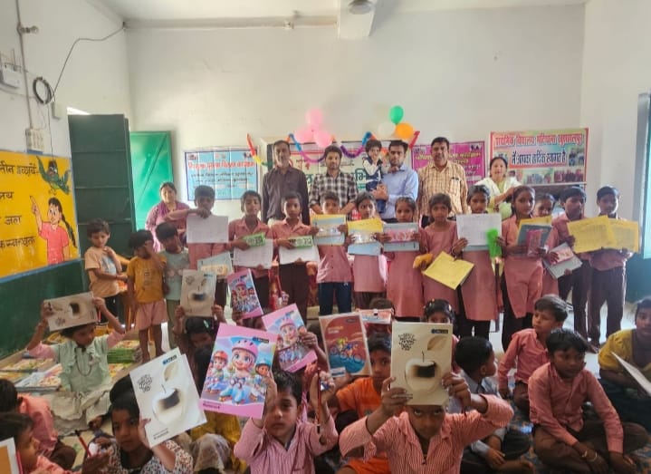 कोतवाली  ब्लॉक परिसर से स्कूल चलो अभियान में निकाली रैली में शामिल छात्र छात्राएं।  संवाद