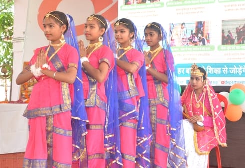 कोतवाली  ब्लॉक परिसर से स्कूल चलो अभियान में निकाली रैली में शामिल छात्र छात्राएं।  संवाद