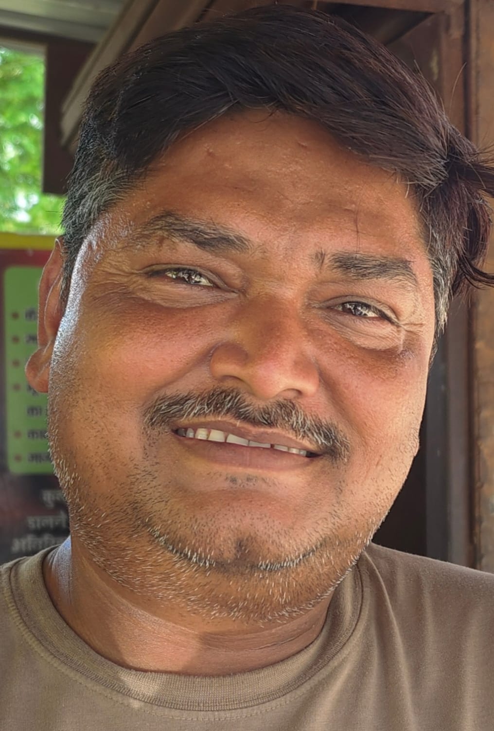 खीरी रोड पर बंद पड़े स्टॉल। संवाद खीरी रोड पर बंद पड़े स्टॉल। संवाद