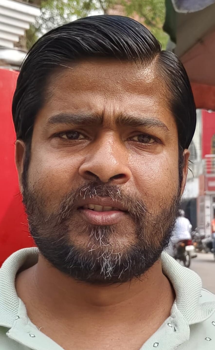 खीरी रोड पर बंद पड़े स्टॉल। संवाद खीरी रोड पर बंद पड़े स्टॉल। संवाद