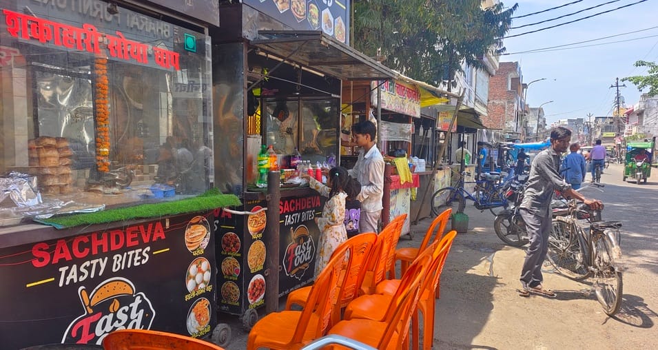 खीरी रोड पर बंद पड़े स्टॉल। संवाद खीरी रोड पर बंद पड़े स्टॉल। संवाद